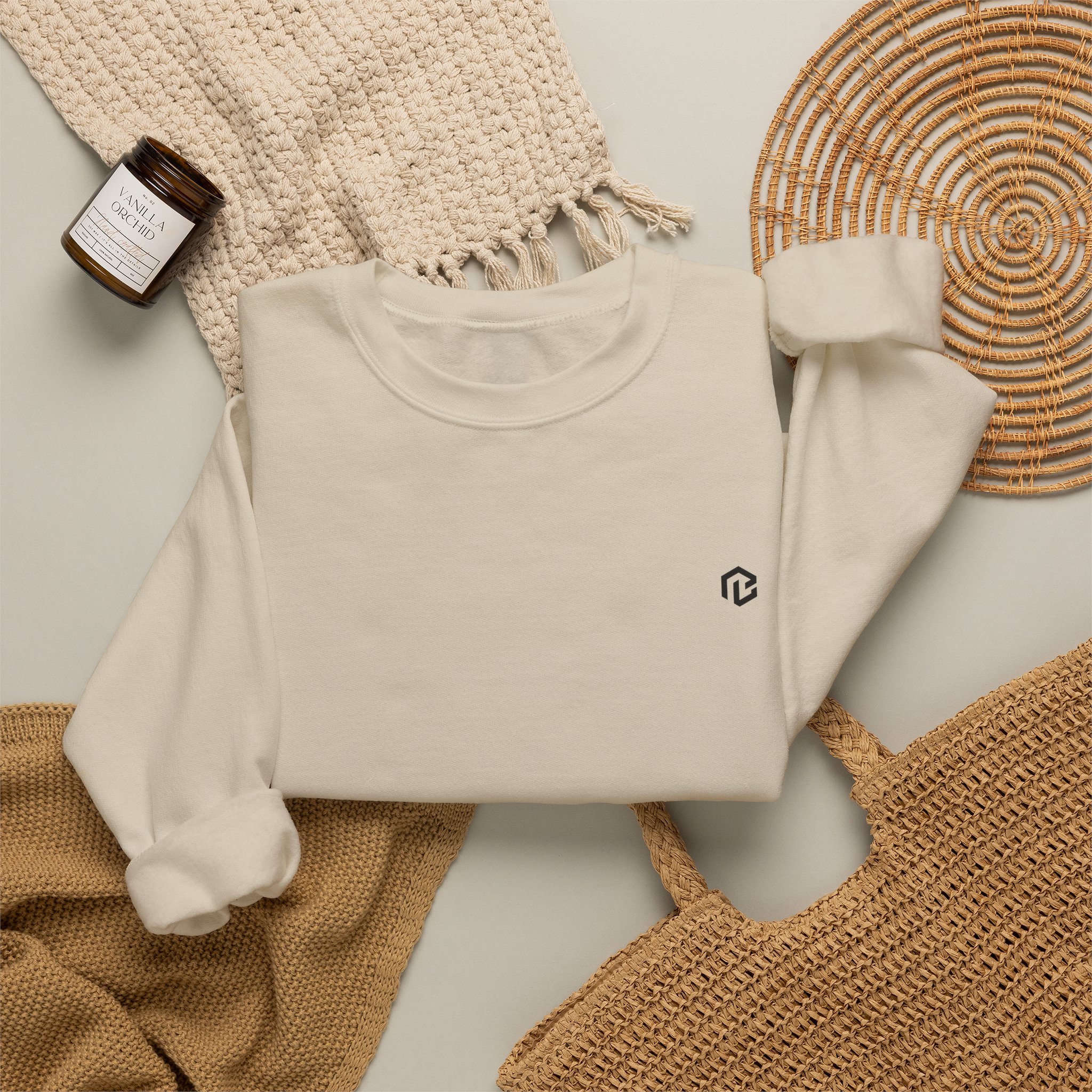 BB · Minimal White Crewneck Sweatshirt — Small Chest Logo Casual Pullover · Druck – Bild 16