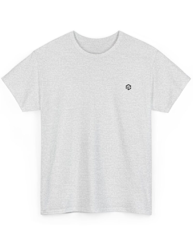BB &middot; Minimalist Tiny Logo Tee &mdash; Small Chest Emblem White T-Shirt &middot; Druck &middot; Farben 2