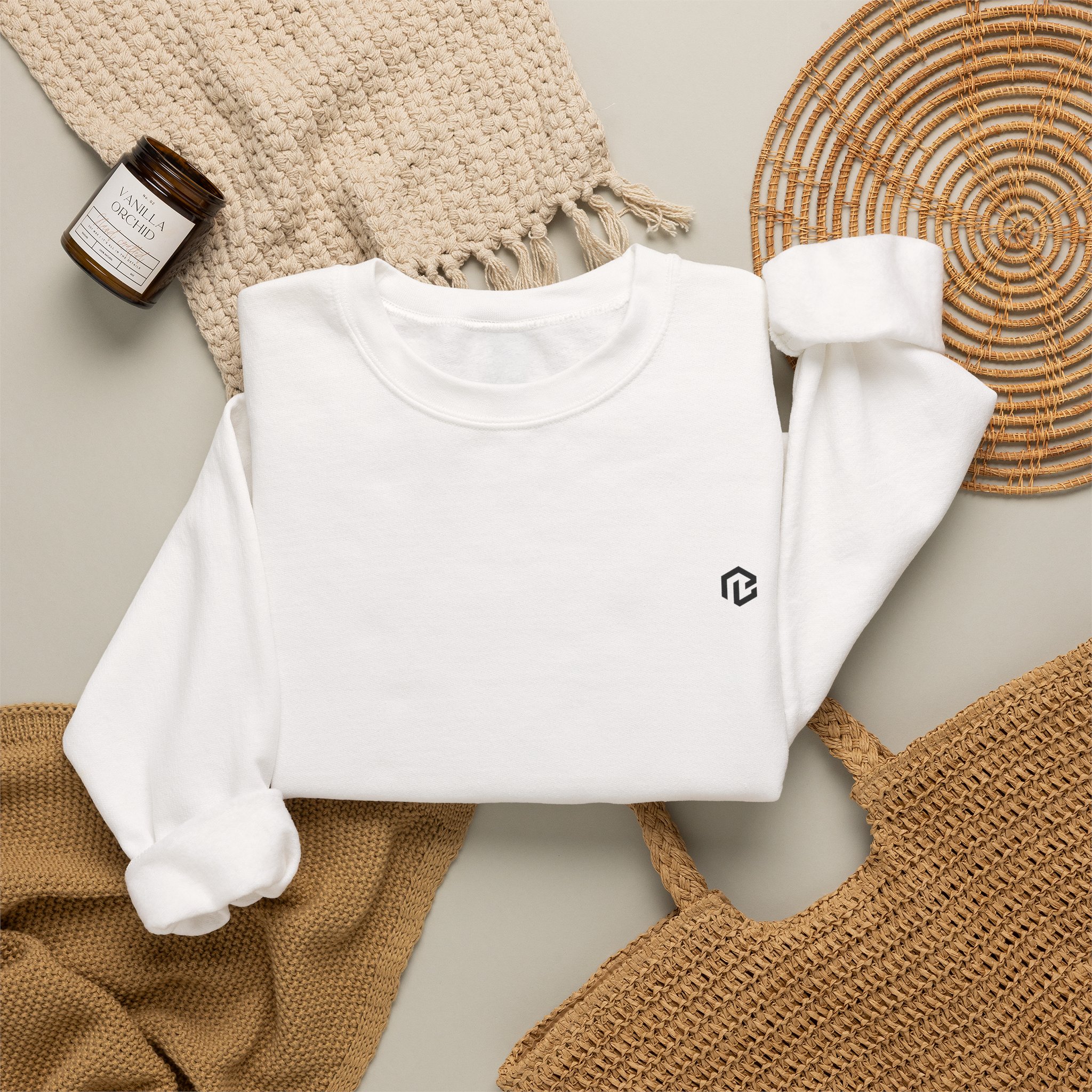 BB · Minimal White Crewneck Sweatshirt — Small Chest Logo Casual Pullover · Druck – Bild 4